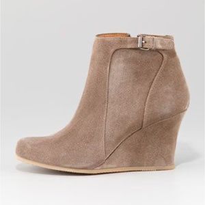 LANVIN $990 Natural Tan Bottine a Boucle Suede Wedge Booties